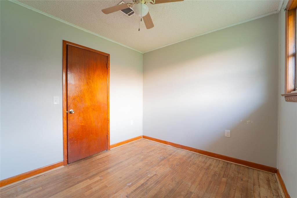 For Sale: $285,000 (4 beds, 2 baths, 1600 Square Feet)