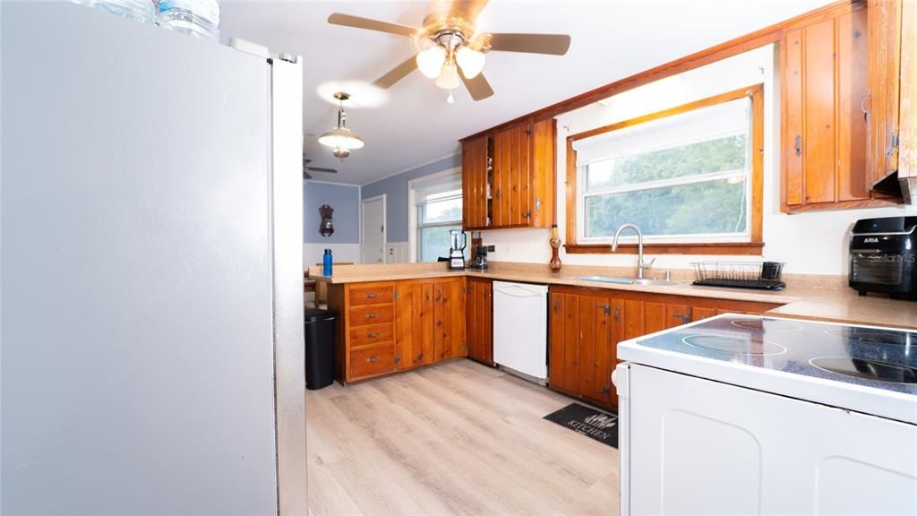 For Sale: $285,000 (4 beds, 2 baths, 1600 Square Feet)