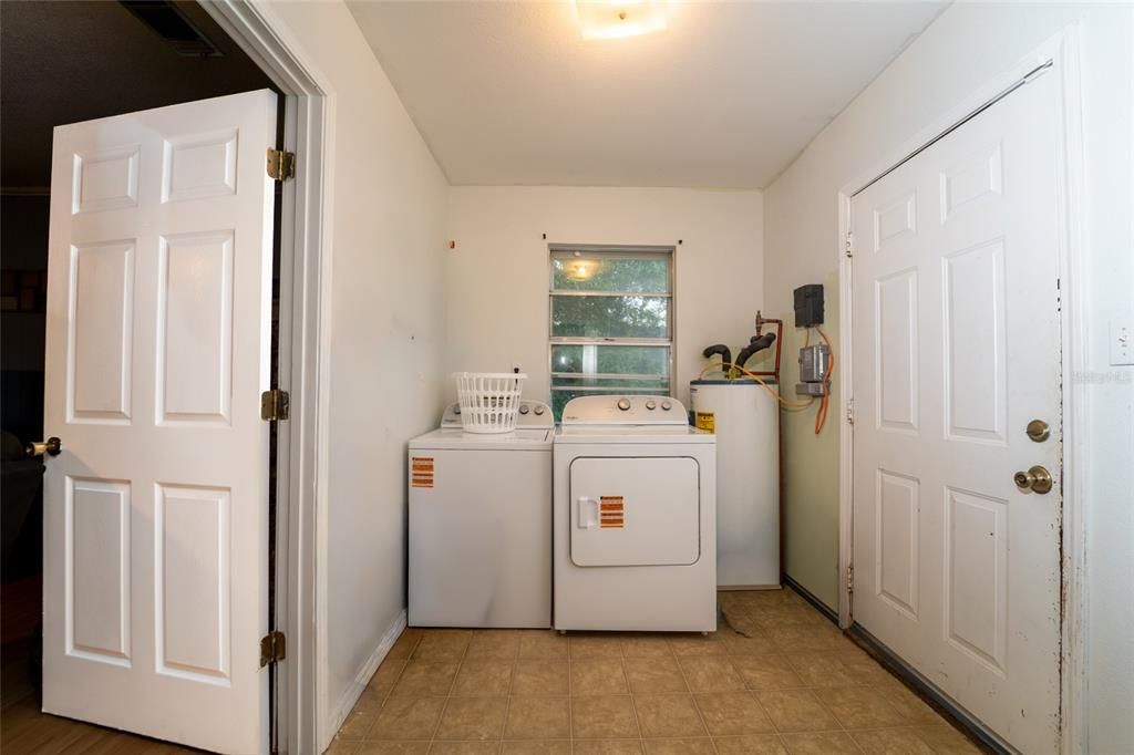 For Sale: $285,000 (4 beds, 2 baths, 1600 Square Feet)