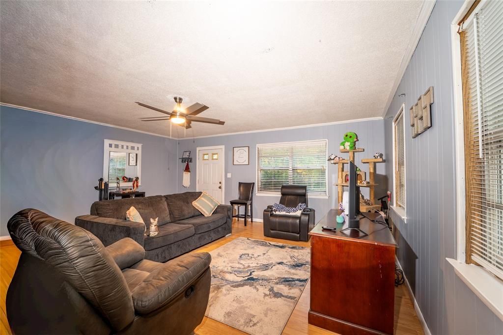 For Sale: $285,000 (4 beds, 2 baths, 1600 Square Feet)