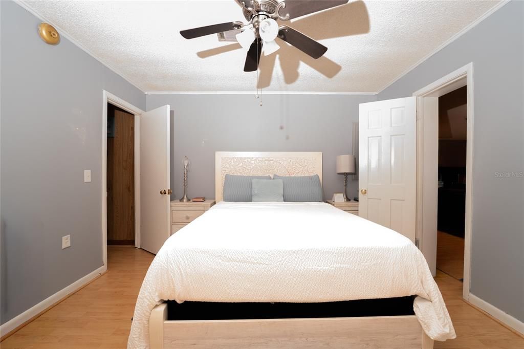 For Sale: $285,000 (4 beds, 2 baths, 1600 Square Feet)