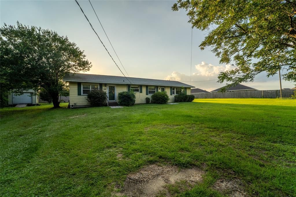 For Sale: $285,000 (4 beds, 2 baths, 1600 Square Feet)