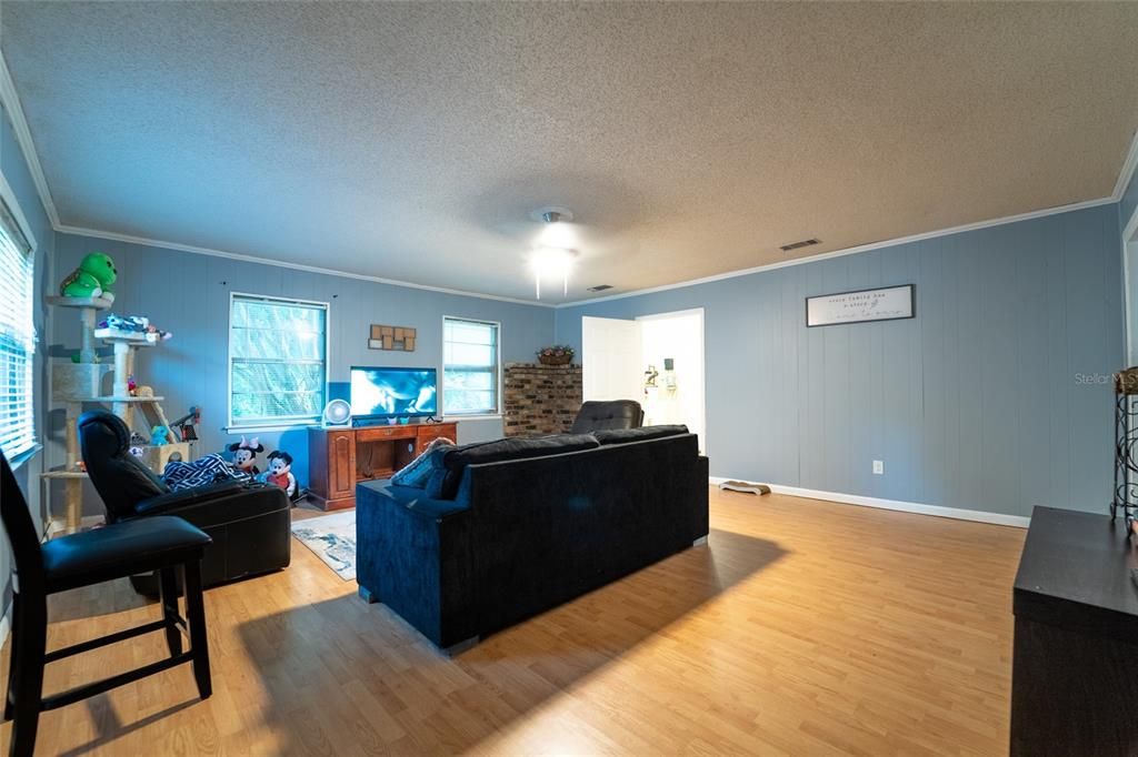 For Sale: $285,000 (4 beds, 2 baths, 1600 Square Feet)