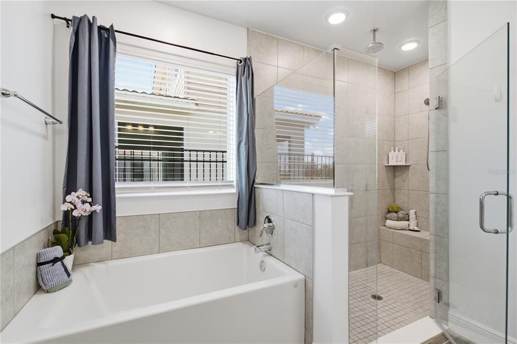 Activo con contrato: $426,000 (4 camas, 3 baños, 2182 Pies cuadrados)