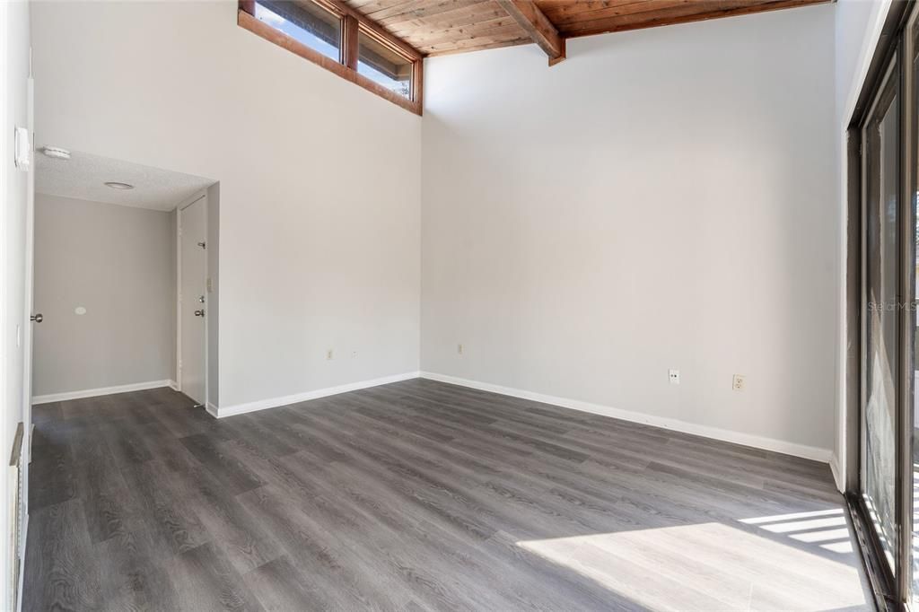 For Sale: $128,500 (1 beds, 1 baths, 591 Square Feet)