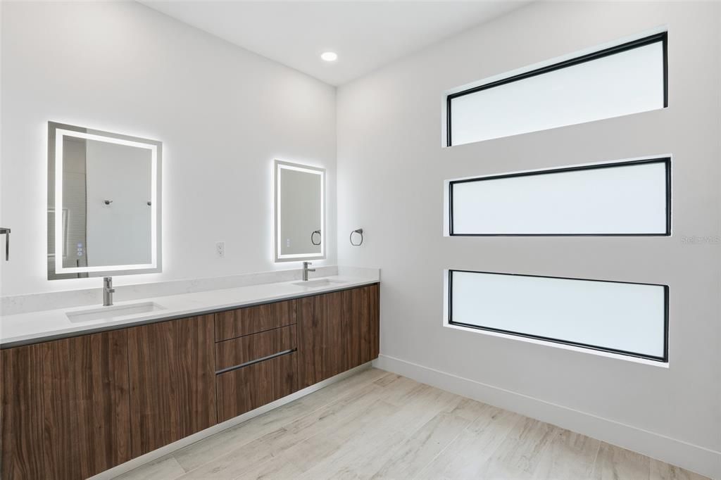 For Sale: $750,000 (4 beds, 3 baths, 1894 Square Feet)