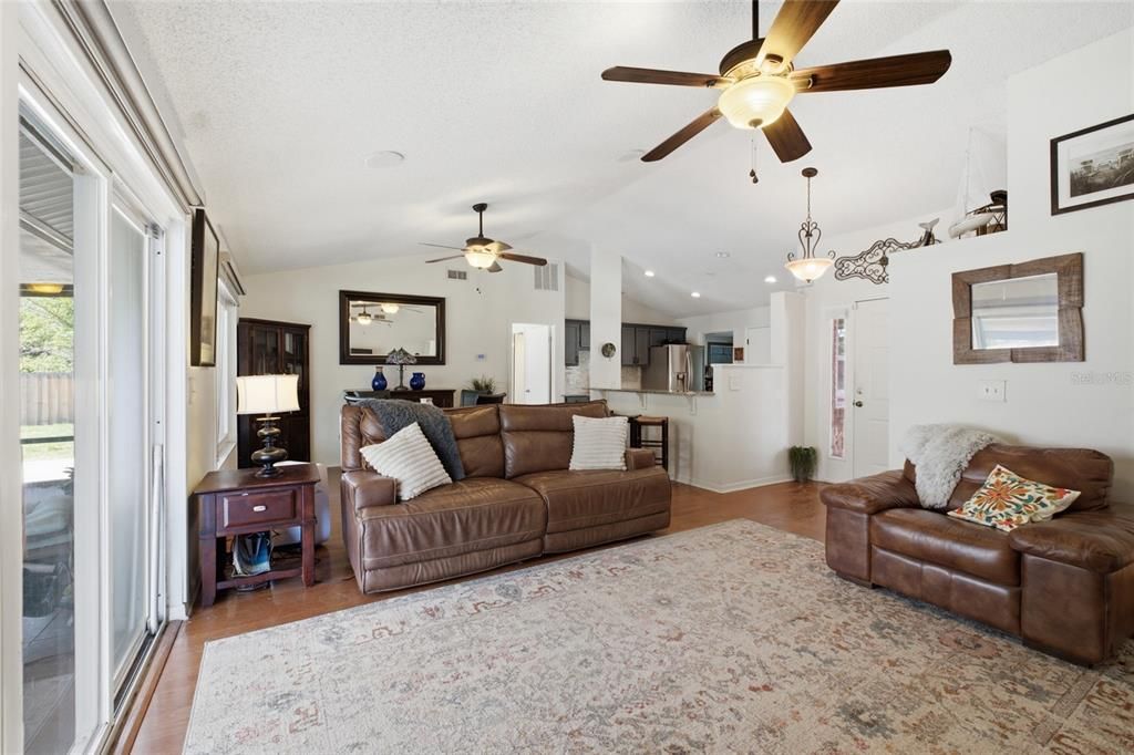 For Sale: $415,000 (3 beds, 2 baths, 1295 Square Feet)