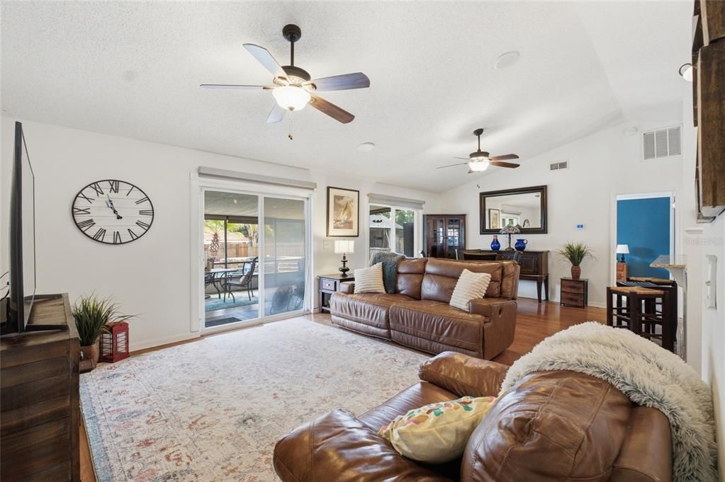 For Sale: $415,000 (3 beds, 2 baths, 1295 Square Feet)