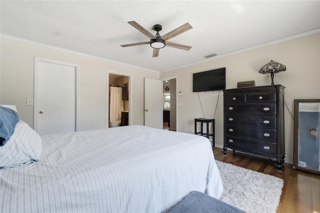 For Sale: $415,000 (3 beds, 2 baths, 1295 Square Feet)