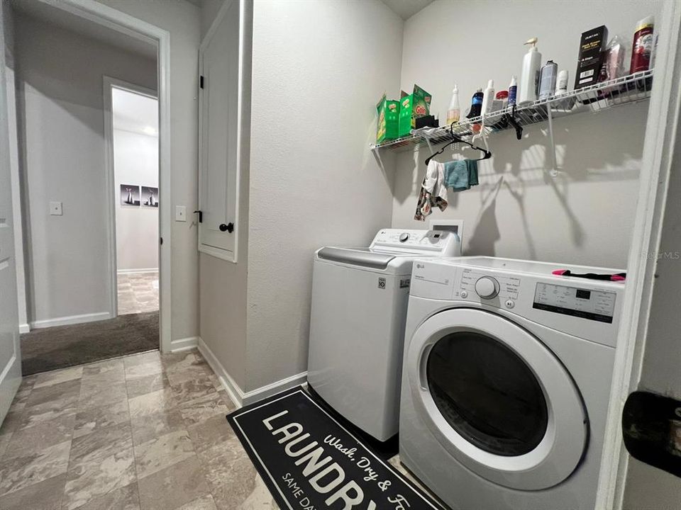 En Venta: $330,000 (4 camas, 2 baños, 1936 Pies cuadrados)