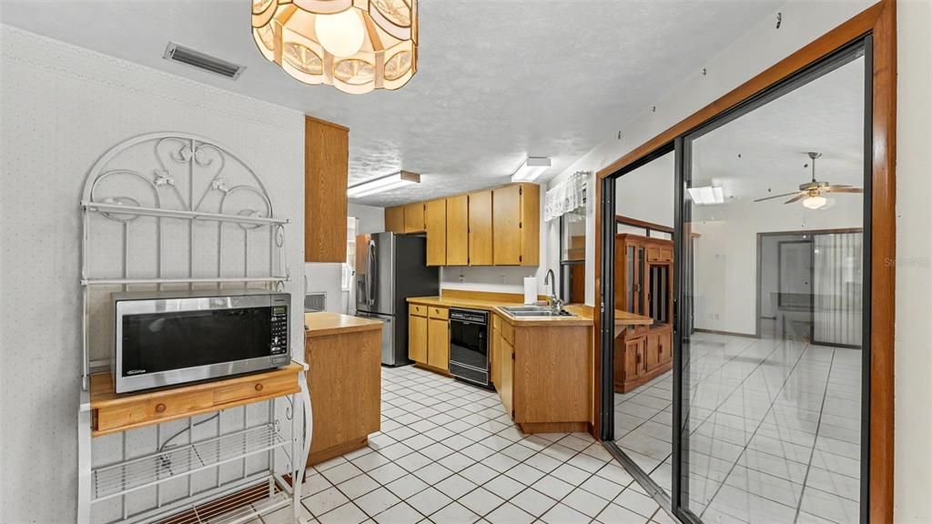 Под контрактом: $360,000 (3 спален, 2 ванн, 1872 Квадратных фут)