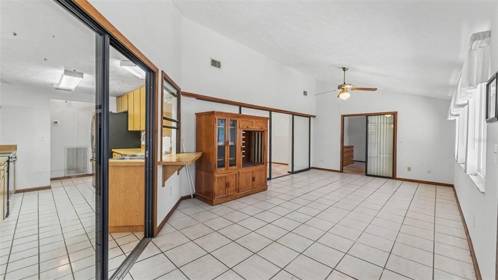 Под контрактом: $360,000 (3 спален, 2 ванн, 1872 Квадратных фут)