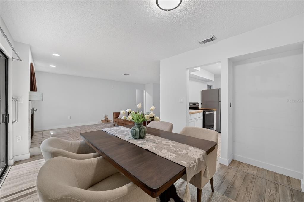 For Sale: $195,000 (2 beds, 2 baths, 1162 Square Feet)