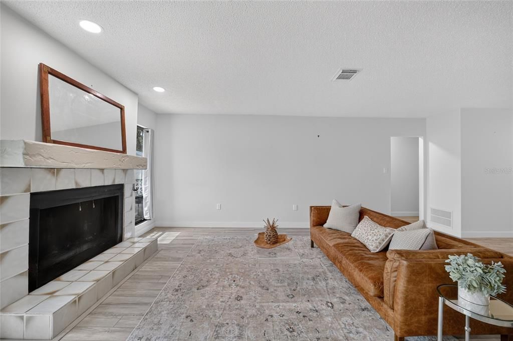 For Sale: $195,000 (2 beds, 2 baths, 1162 Square Feet)