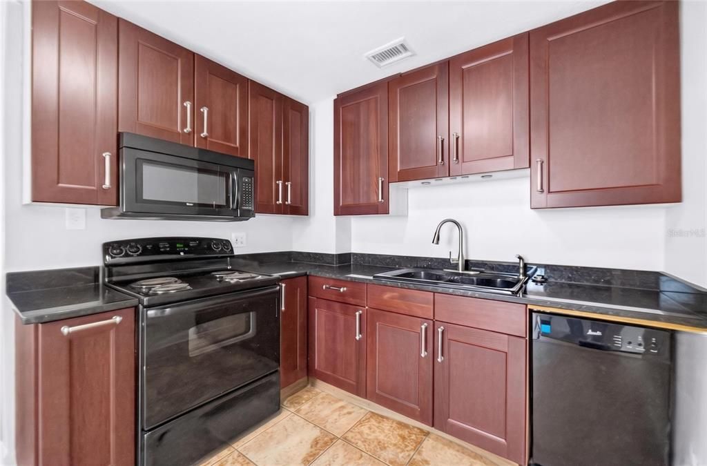 На продажу: $375,000 (3 спален, 2 ванн, 1223 Квадратных фут)