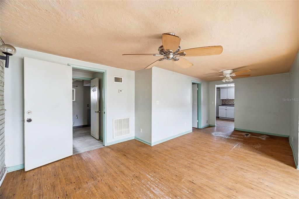 For Sale: $280,000 (4 beds, 0 baths, 1394 Square Feet)