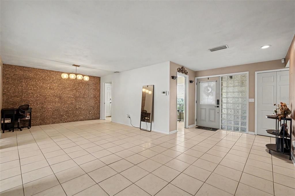 En Venta: $350,000 (2 camas, 2 baños, 1443 Pies cuadrados)