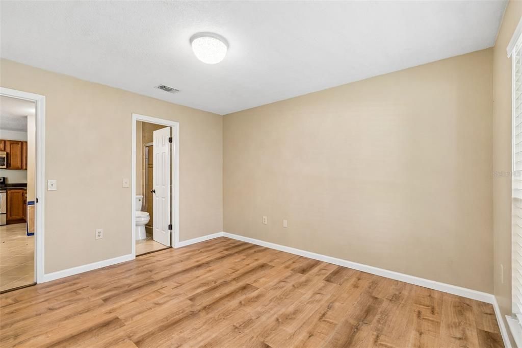 На продажу: $149,990 (2 спален, 2 ванн, 1164 Квадратных фут)
