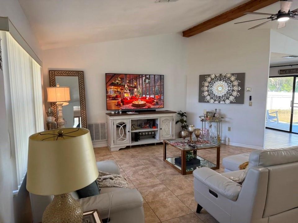 For Sale: $279,900 (2 beds, 2 baths, 1476 Square Feet)