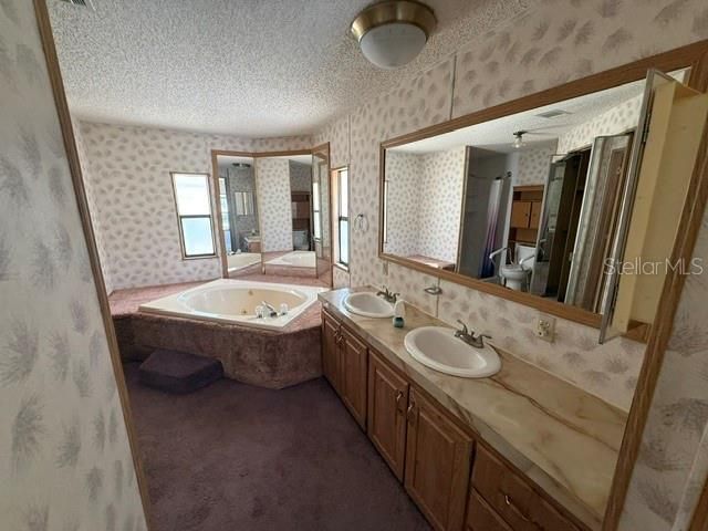 На продажу: $189,900 (4 спален, 2 ванн, 1728 Квадратных фут)