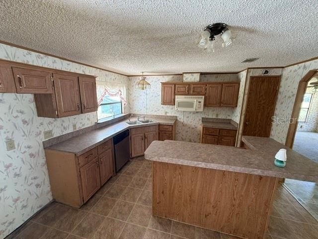 На продажу: $189,900 (4 спален, 2 ванн, 1728 Квадратных фут)
