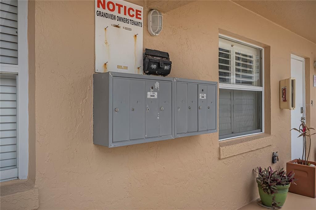 For Sale: $255,000 (2 beds, 1 baths, 734 Square Feet)