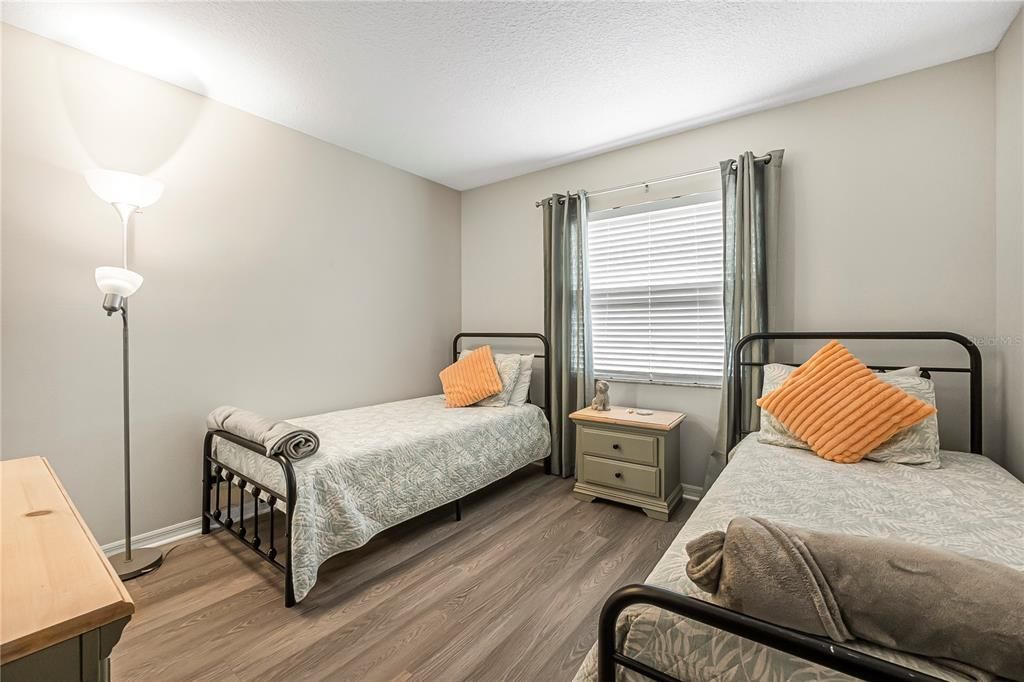 For Sale: $255,000 (2 beds, 1 baths, 734 Square Feet)