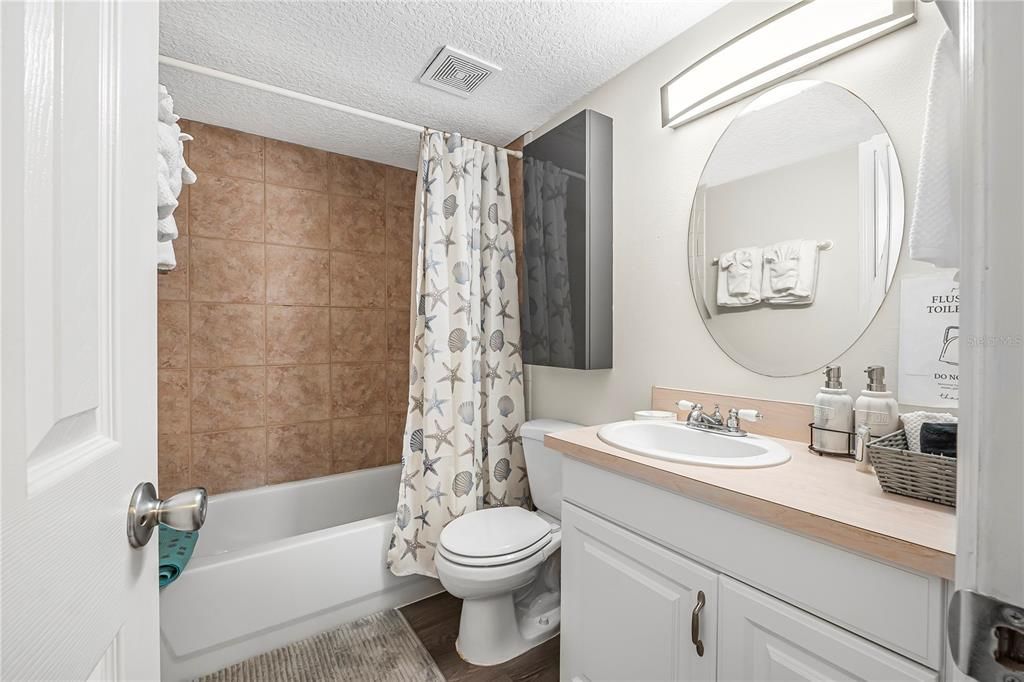 For Sale: $255,000 (2 beds, 1 baths, 734 Square Feet)