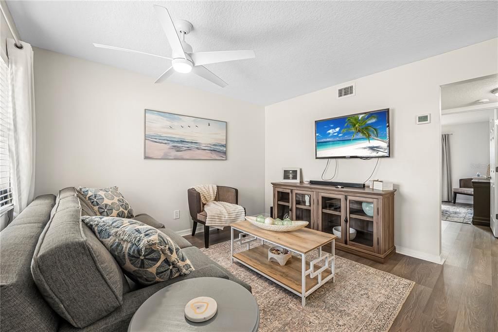For Sale: $255,000 (2 beds, 1 baths, 734 Square Feet)