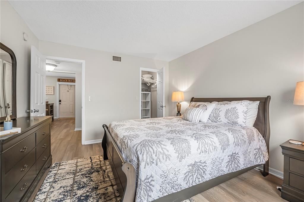 For Sale: $255,000 (2 beds, 1 baths, 734 Square Feet)
