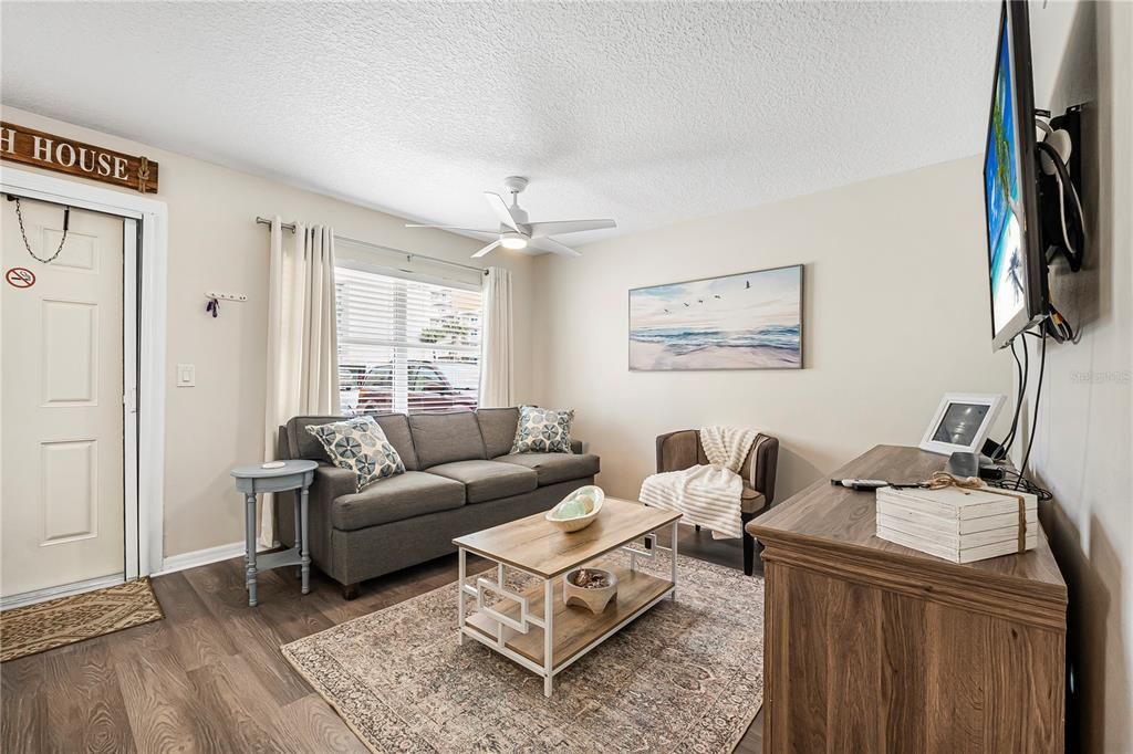For Sale: $255,000 (2 beds, 1 baths, 734 Square Feet)
