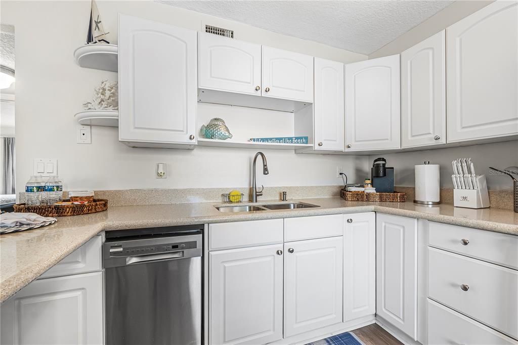 For Sale: $255,000 (2 beds, 1 baths, 734 Square Feet)