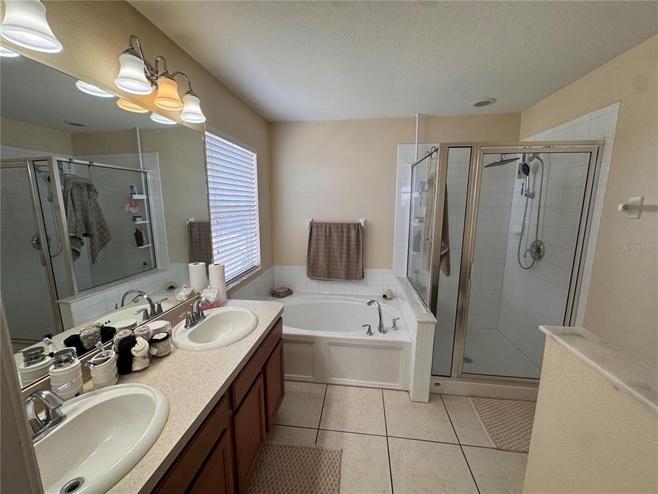 For Rent: $2,350 (3 beds, 2 baths, 1936 Square Feet)