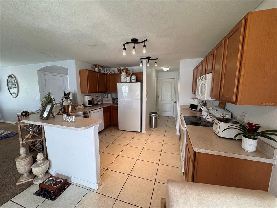 For Rent: $2,350 (3 beds, 2 baths, 1936 Square Feet)