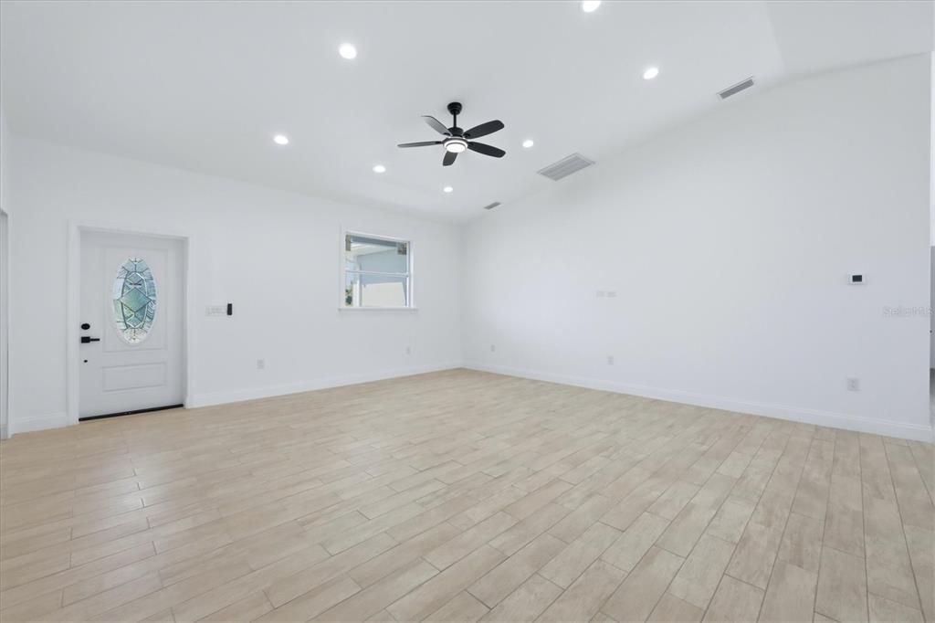 For Rent: $2,050 (3 beds, 2 baths, 1740 Square Feet)