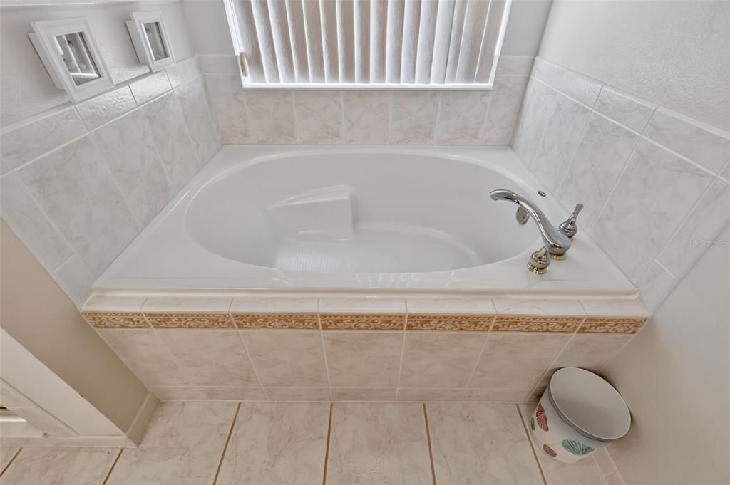 For Sale: $394,500 (3 beds, 3 baths, 2131 Square Feet)
