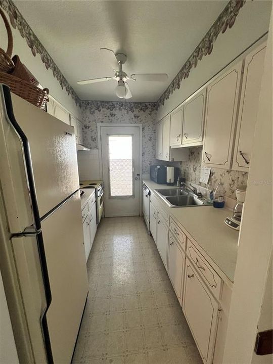 For Sale: $78,800 (2 beds, 1 baths, 840 Square Feet)