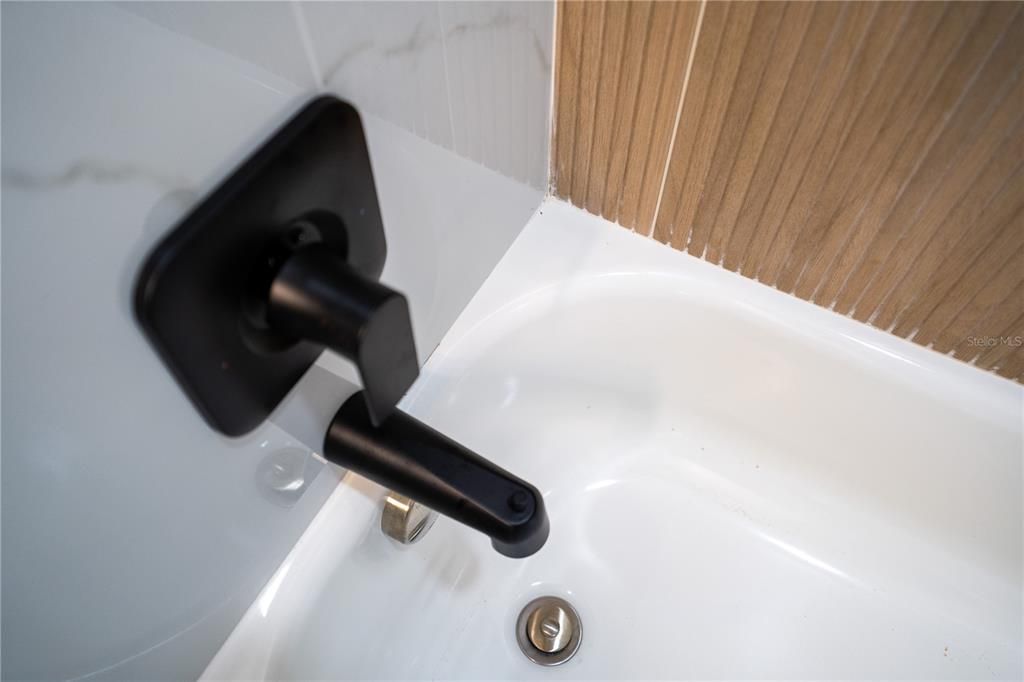 For Sale: $289,000 (2 beds, 1 baths, 776 Square Feet)