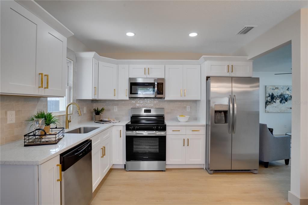 For Sale: $289,000 (2 beds, 1 baths, 776 Square Feet)