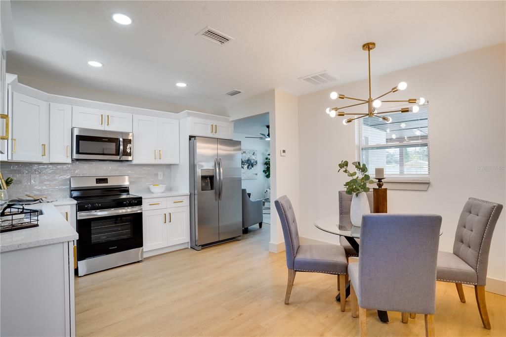 For Sale: $289,000 (2 beds, 1 baths, 776 Square Feet)