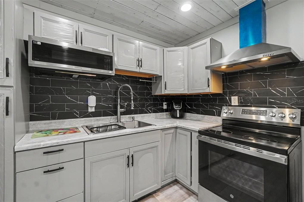 For Sale: $469,000 (5 beds, 4 baths, 2372 Square Feet)