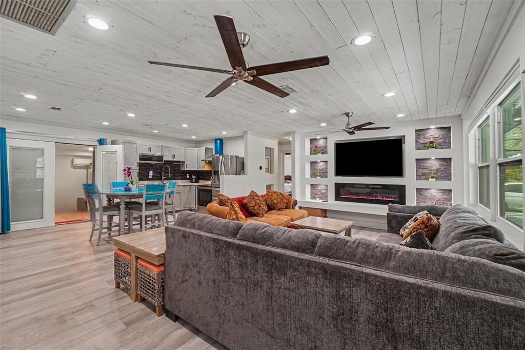 For Sale: $469,000 (5 beds, 4 baths, 2372 Square Feet)
