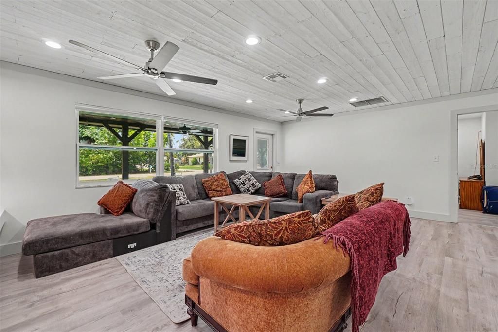 For Sale: $469,000 (5 beds, 4 baths, 2372 Square Feet)