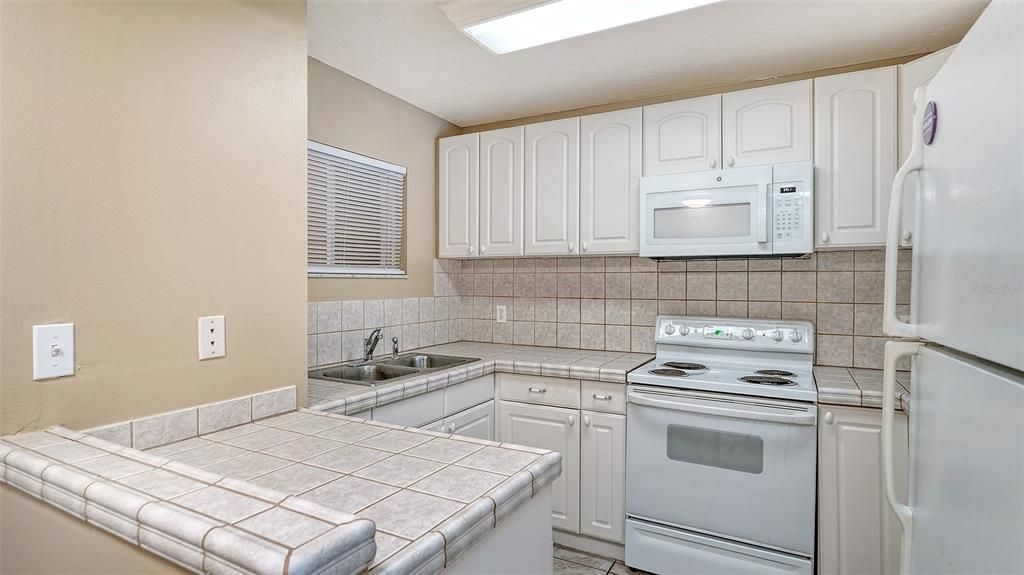 For Sale: $143,500 (2 beds, 2 baths, 874 Square Feet)