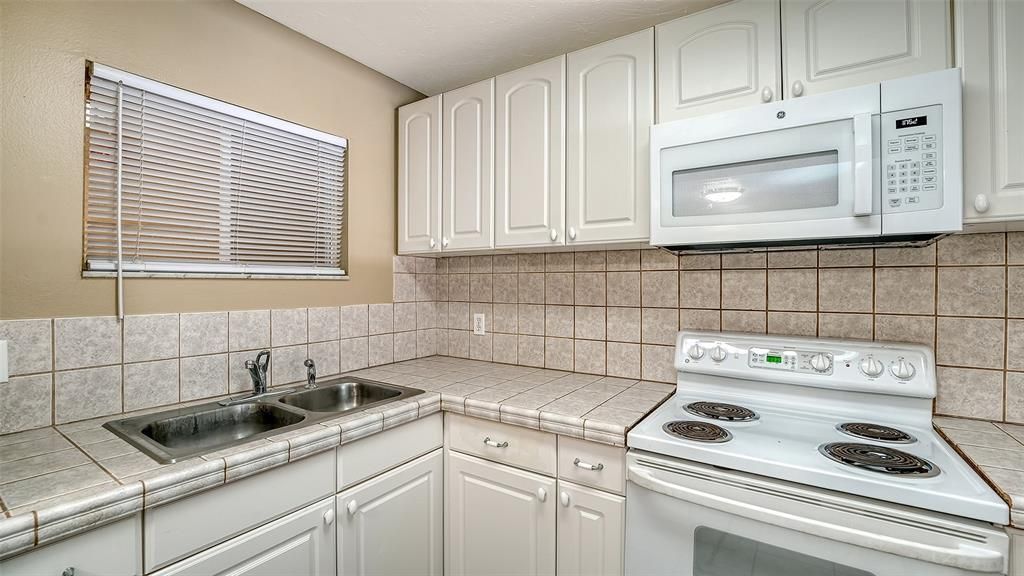 For Sale: $143,500 (2 beds, 2 baths, 874 Square Feet)