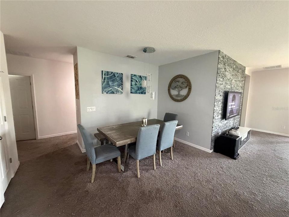 En Venta: $365,000 (4 camas, 2 baños, 1684 Pies cuadrados)