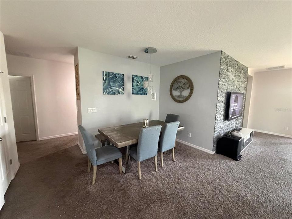 En Venta: $365,000 (4 camas, 2 baños, 1684 Pies cuadrados)
