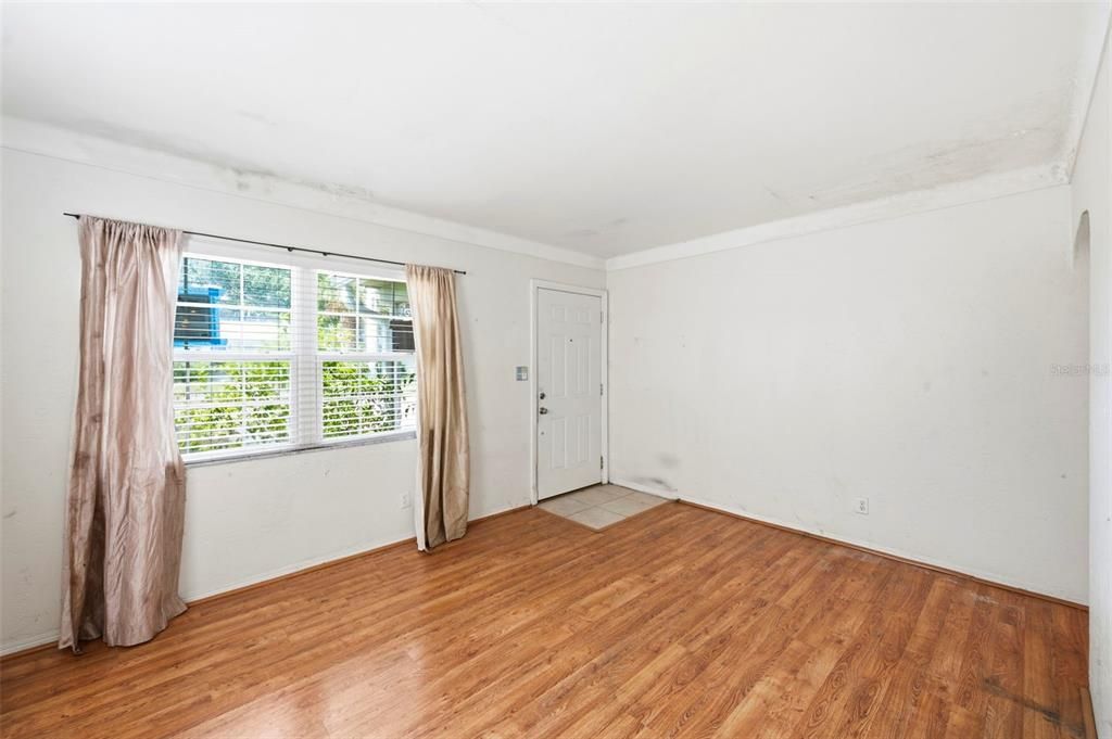 For Sale: $239,900 (2 beds, 1 baths, 1050 Square Feet)
