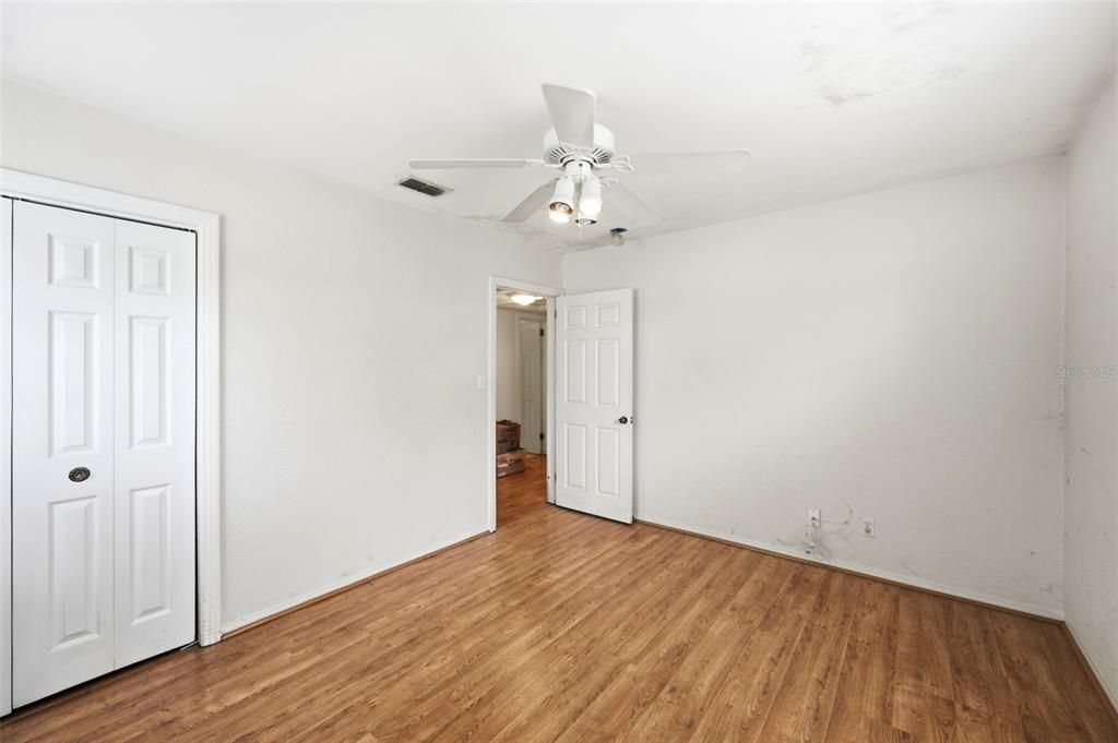 For Sale: $239,900 (2 beds, 1 baths, 1050 Square Feet)