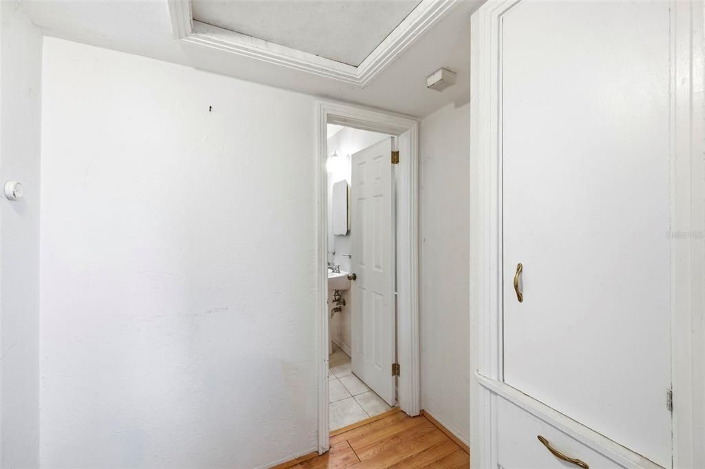 For Sale: $239,900 (2 beds, 1 baths, 1050 Square Feet)